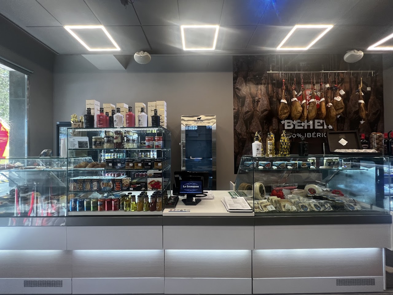 Mostrador gourmet con ibéricos de bellota y producto selecto