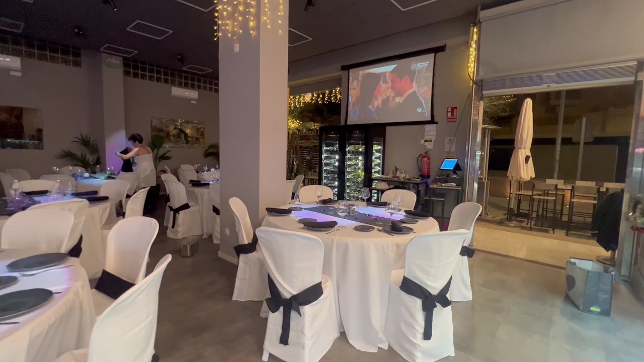 Salón interior montado para celebraciones — La Embajada Gourmet