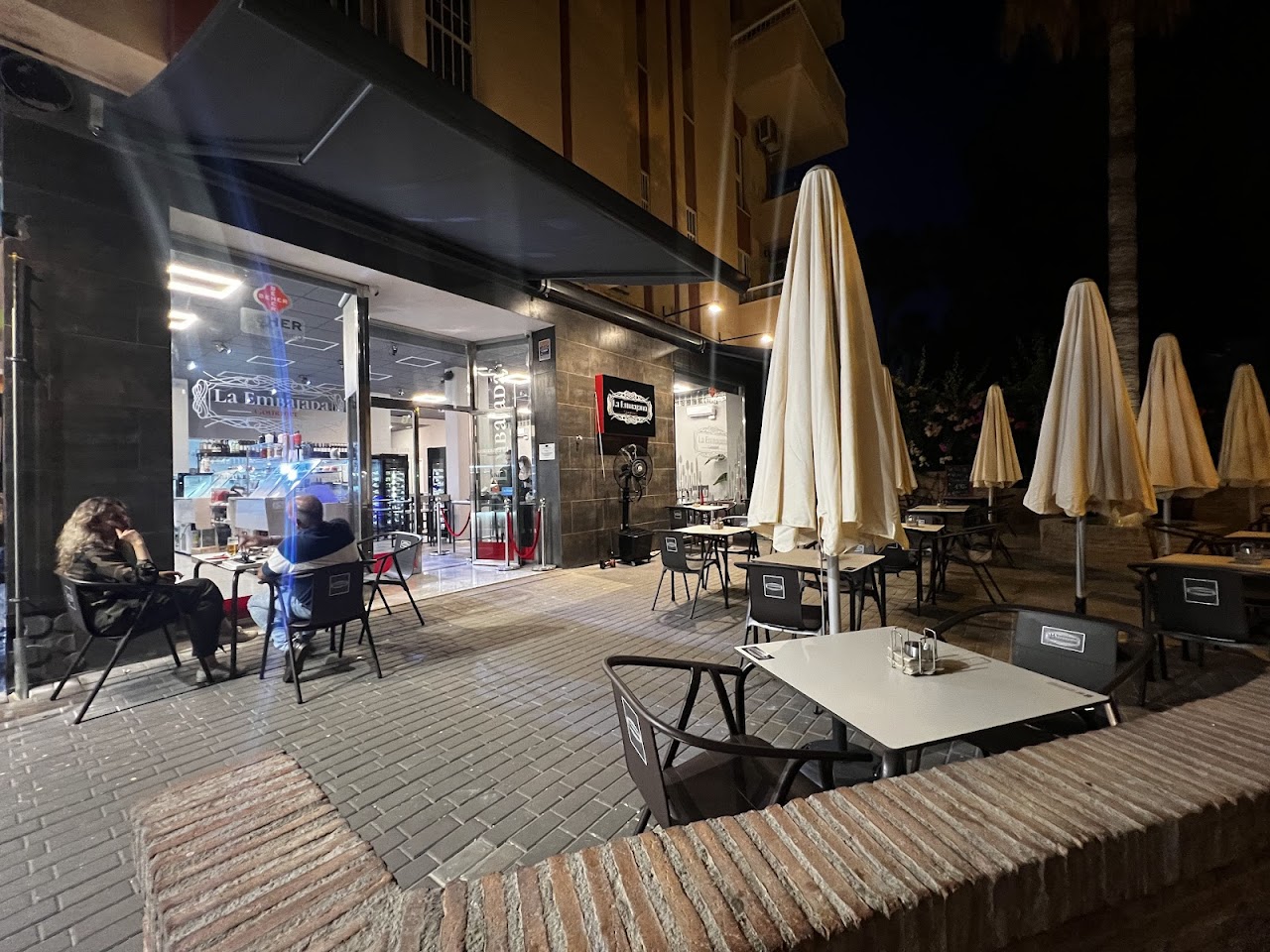 Terraza de La Embajada Gourmet al anochecer